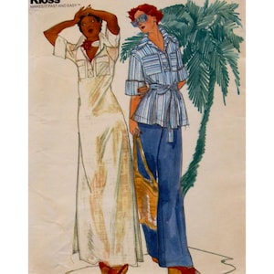 Può includere: Un'illustrazione di cartamodello vintage che mostra due outfit. Uno è un abito lungo color crema con colletto e tasche. L'altro è una camicia abbottonata a righe blu e bianche con cintura in vita, abbinata a pantaloni blu a tinta unita.