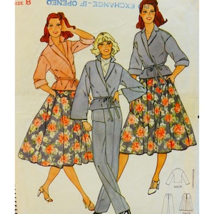 Op de afbeelding: Een vintage naaipatroon met drie vrouwen die verschillende stijlen van een wikkeltop en rok dragen. De rok heeft een bloemenprint met roze en witte bloemen op een blauwe achtergrond. Het patroon bevat instructies voor het maken van de top en rok. Het patroon is gemarkeerd met "EXCHANGE IF OPENED".
