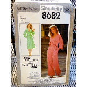 Pode incluir: Padrão de costura Simplicity número 8682 para um vestido e calças. O padrão é para os tamanhos 6, 8 e 10. O padrão é para tecido de malha elástica. O padrão custa $ 2,10.