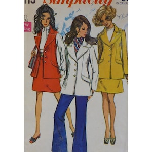 以下が含まれることがあります： 3人の女性が異なる服装をしているヴィンテージの裁縫パターン。左の女性は赤いスカートスーツ、真ん中の女性は青いパンツに白いブレザー、右の女性は黄色のスカートスーツを着ています。