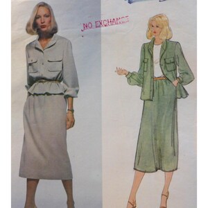 Peut inclure: Patron de couture vintage présentant deux modèles de tailleurs pour femmes. L'un est gris clair avec une chemise à col, une taille péplum et une jupe crayon. L'autre est vert avec une veste, une jupe et une ceinture. L'inscription "NO EXCHANGE" est imprimée en haut.