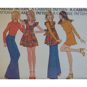 Pode incluir: Ilustração de um padrão de costura vintage com quatro figuras vestidas com roupas dos anos 70. As roupas incluem calças boca de sino, minissaias e tops em laranja, vermelho e azul. O texto no topo diz "A Carefree Pattern."