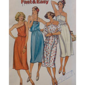 Può includere: Illustrazione di quattro abiti di diversi stili. Gli abiti sono nei colori arancione, blu, bianco e con una stampa floreale. Il testo "Fast & Easy" è in alto. Gli abiti sembrano essere degli anni '70 o '80.