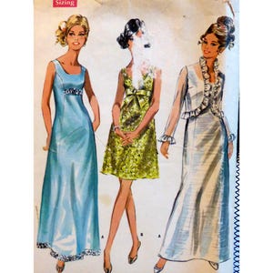 Può includere: Modello di cucito vintage con tre eleganti abiti. Gli abiti includono un lungo abito azzurro, un abito corto verde con fiocco e un abito argento con giacca abbinata. Il modello è per abiti formali.