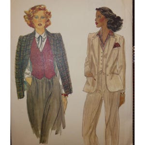 Può includere: Illustrazione di due donne in abiti vintage. Una indossa un blazer a quadri sopra un gilet bordeaux, una camicetta bianca e pantaloni grigi. L'altra è in un completo color crema con una camicia a righe e un fazzoletto da taschino.