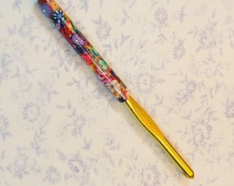 Handmade Polymer Clay Covered Susan Bates Crochet Hook - Size J/10 6.00 mm - Flowers and Green Butterflies