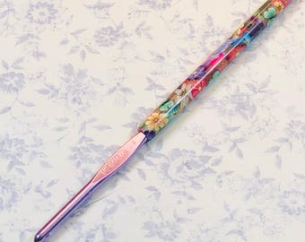 Handmade Polymer Clay Covered Susan Bates Crochet Hook - Size G/6 4.00 mm - Flowers and Green Butterflies