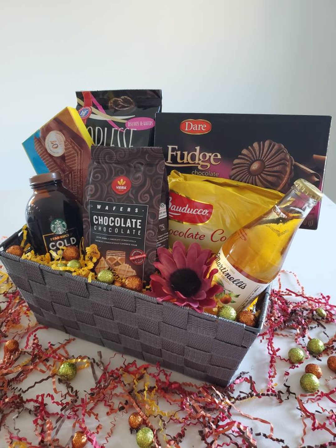 Personaliza tu cesta de regalo de chocolate de 22 piezas de chocolates  gourmet, galletas y crujientes. Perfecto para empresas, clientes,  empleados
