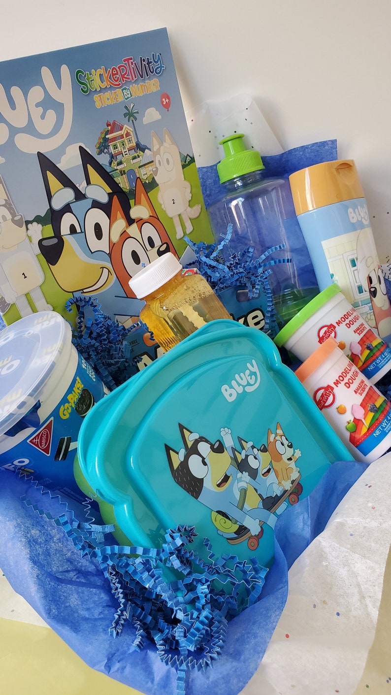 Boîte d'activités bleue avec nom Caricature bleue Coloriages, jouets, autocollants Boîte de voyage pour enfants Boîte percée Boîte d'activités Kit d'activités pour enfants image 4
