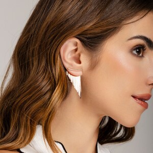 Pendientes cortos con flecos y borlas de oro rosa
