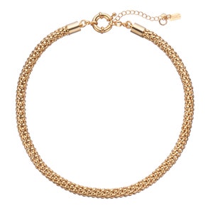 Könnte beinhalten: Eine goldene Kettenkette mit einem zarten, gewebten Design. Die Kette hat einen Karabinerverschluss.