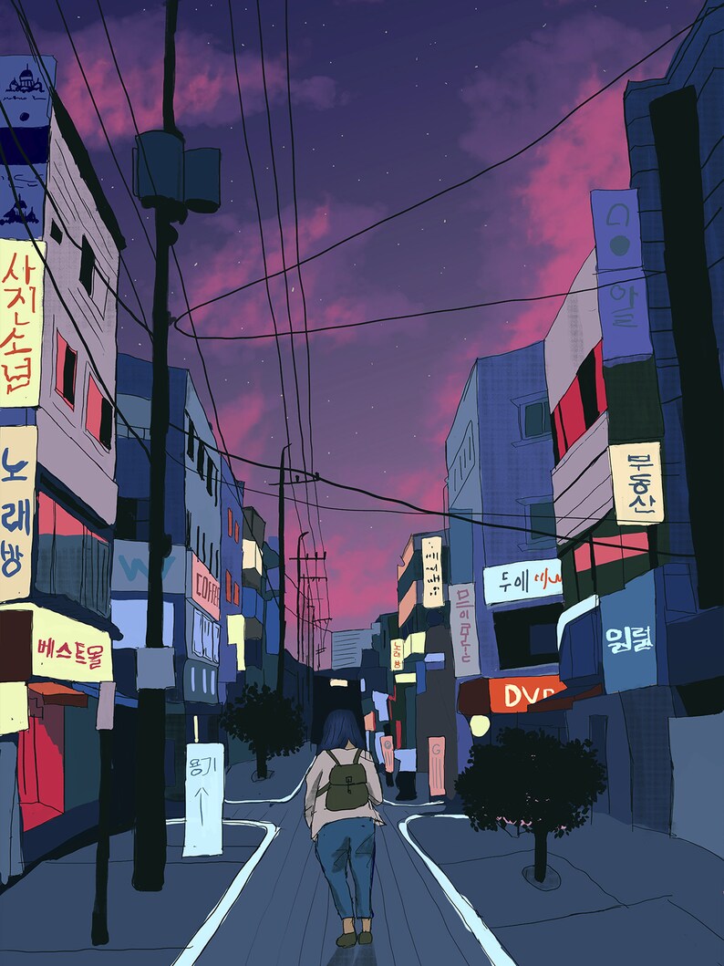 Puede incluir: Una persona camina por una calle bordeada de edificios por la noche. El cielo es de un morado vibrante con nubes rosadas y estrellas. Los edificios tienen letreros en coreano, incluyendo "사진소념", "노래방", "베스트올", "용기", "아들", "부동산", "므이스", "두에", "DVD", y "일렬".