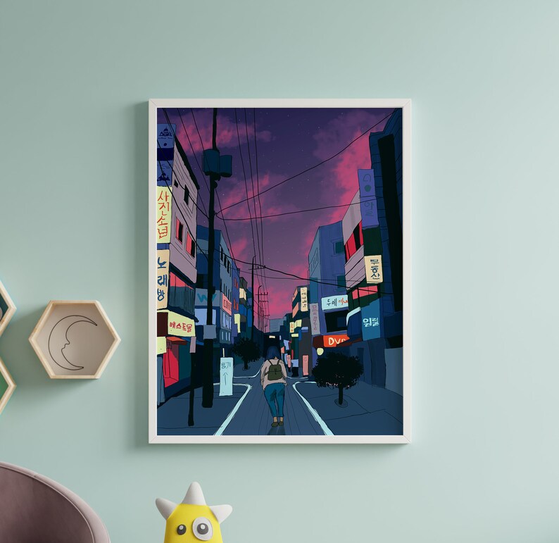 Puede incluir: Una ilustraci&oacute;n digital de una persona caminando por una calle de una ciudad por la noche. La calle est&aacute; bordeada de edificios con letreros en coreano. El cielo es morado y hay estrellas en el cielo.
