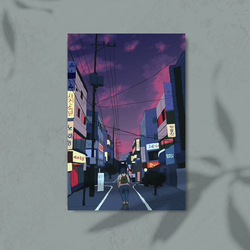 Puede incluir: Una ilustraci&oacute;n digital de una persona caminando por una calle de una ciudad por la noche. La calle est&aacute; bordeada de edificios con letreros en coreano. El cielo es de un morado vibrante con nubes rosadas.