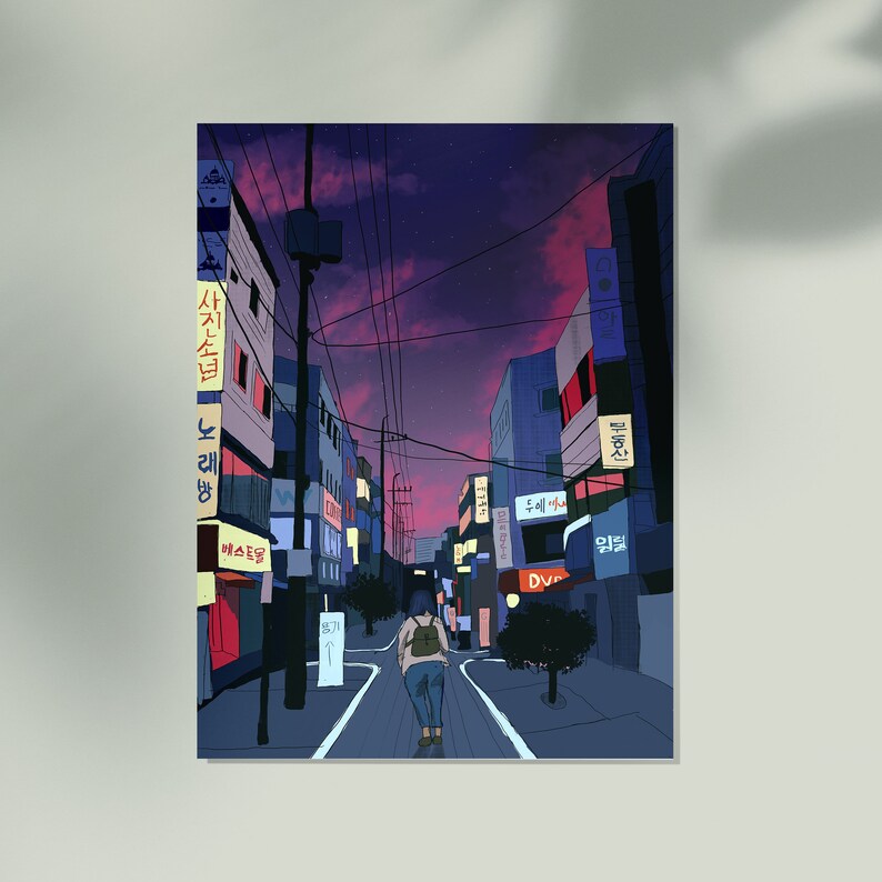 Puede incluir: Una ilustraci&oacute;n digital de una persona caminando por una calle de una ciudad por la noche. La calle est&aacute; bordeada de edificios con letreros de ne&oacute;n en coreano. El cielo es de un morado oscuro con algunas estrellas.