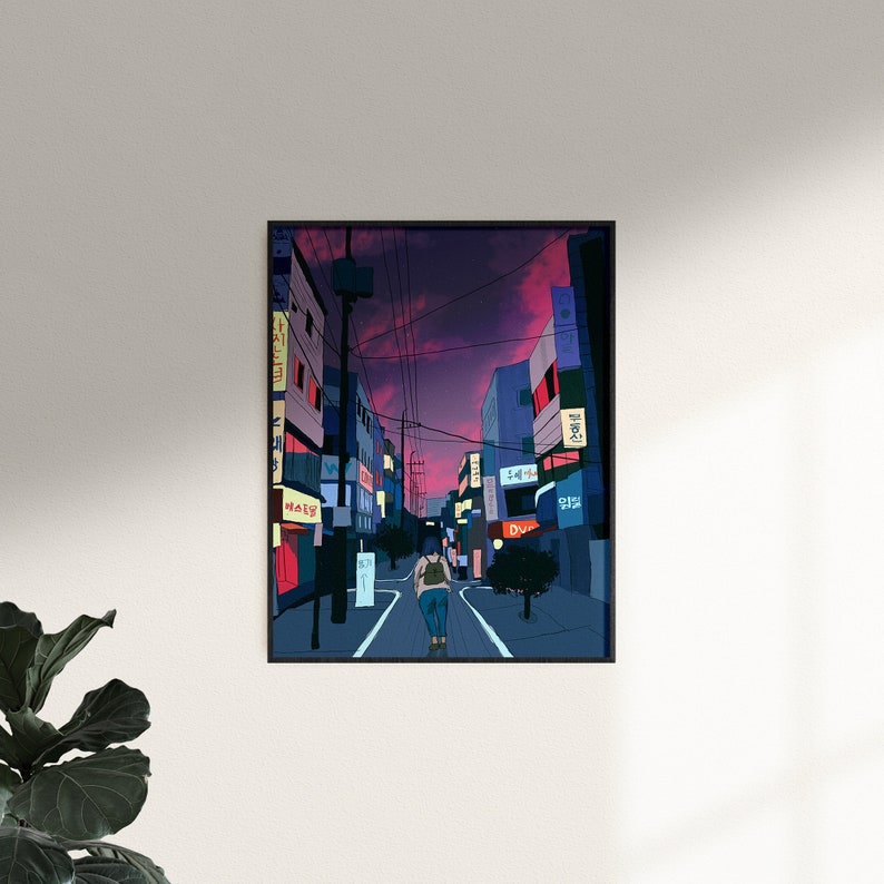 Puede incluir: Una ilustraci&oacute;n digital de una persona caminando por una calle de la ciudad al atardecer. La calle est&aacute; bordeada de edificios y farolas. El cielo es de un morado y rosa vibrantes.