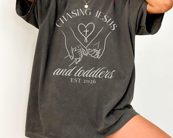 Camiseta de mamá cristiana, Camiseta "Persiguiendo a los niños pequeños y a Jesús", Regalo del Día de la Madre, Regalo para mamá cristiana, Camiseta de fe, Regalo para amantes de Jesús, Camiseta de mamá cristiana