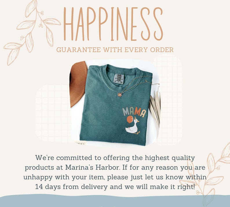 Puede incluir: Una camiseta de color verde azulado con la palabra "MAMA" en letras naranjas y blancas, un dibujo de un ganso y un collar dorado. La imagen tambi&eacute;n incluye el texto "HAPPINESS GUARANTEE WITH EVERY ORDER."
