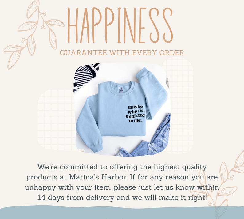 Puede incluir: Una sudadera azul claro con el texto "maybe wine is addicted to me". La imagen tambi&eacute;n incluye un par de vaqueros azules y un art&iacute;culo a rayas blancas y negras. La palabra "HAPPINESS" est&aacute; en la parte superior de la imagen.