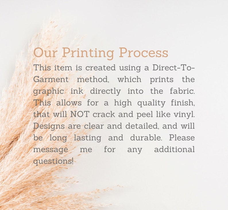 Peut inclure: Texte expliquant le processus d'impression Direct-To-Garment. Le texte dit : "Cet article est cr&eacute;&eacute; &agrave; l'aide d'une m&eacute;thode d'impression Direct-To-Garment, qui imprime l'encre graphique directement dans le tissu. Cela permet d'obtenir une finition de haute qualit&eacute;, qui ne craquera pas et ne se d&eacute;collera pas comme le vinyle. Les motifs sont clairs et d&eacute;taill&eacute;s, et seront durables. N'h&eacute;sitez pas &agrave; me contacter pour toute question suppl&eacute;mentaire !"