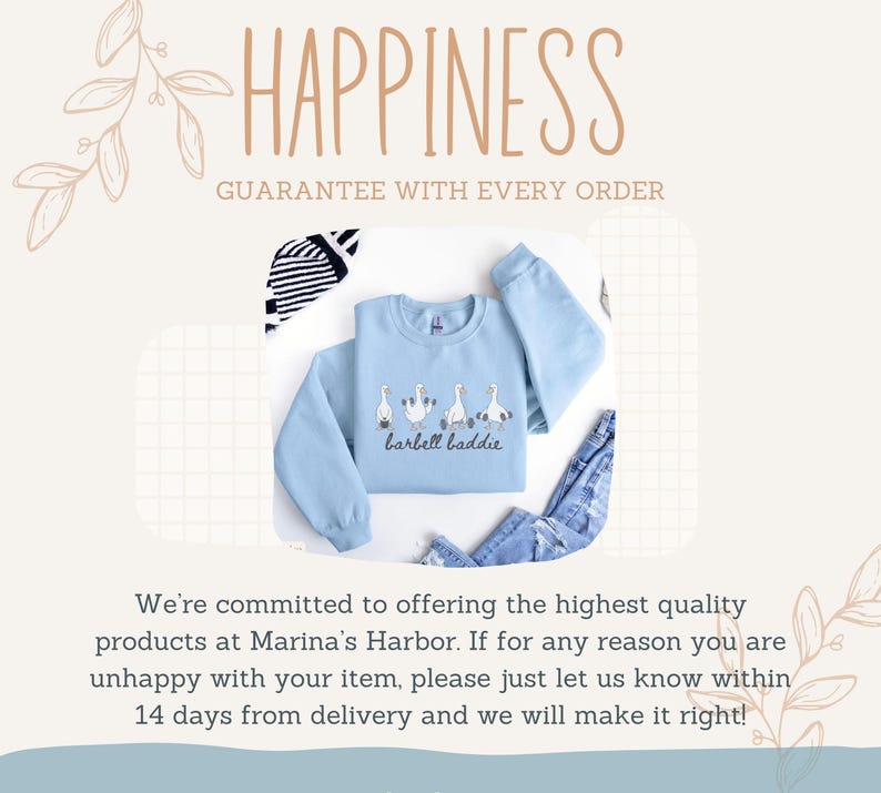K&ouml;nnte beinhalten: Hellblaues Sweatshirt mit einem G&auml;nsemotiv und dem Text "barbell baddie". Das Wort "HAPPINESS" ist oben im Bild zu sehen, sowie der Text "GUARANTEE WITH EVERY ORDER".