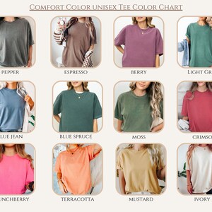 Pu&ograve; includere: Una tabella colori che mostra t-shirt unisex Comfort Color in varie tonalit&agrave;. I colori includono Pepper, Espresso, Berry, Light Green, Blue Jean, Blue Spruce, Moss, Crimson, Crunchberry, Terracotta, Mustard e Ivory. Il testo "COMFORT COLOR UNISEX TEE COLOR CHART" &egrave; in alto.
