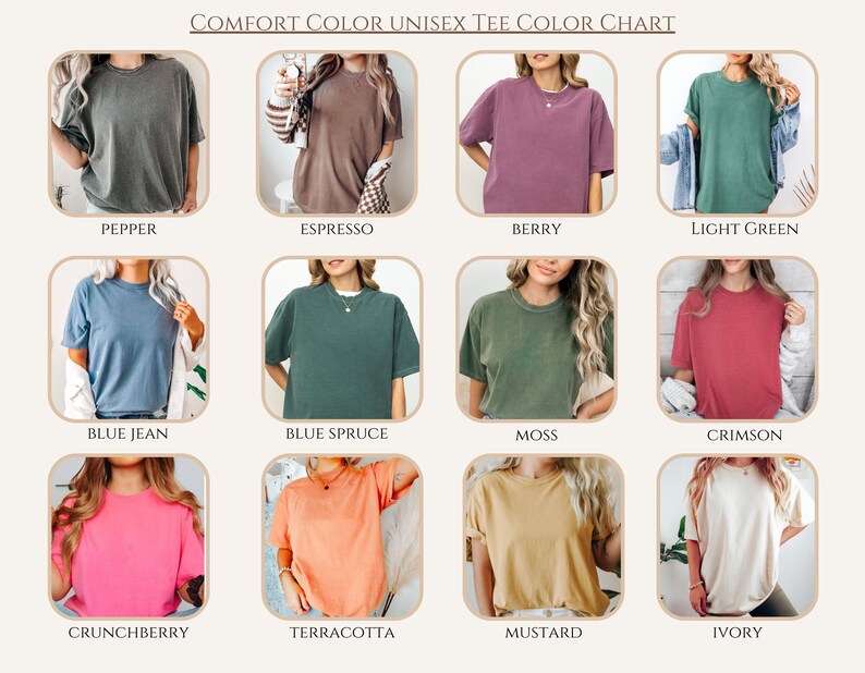 Pu&ograve; includere: Una tabella colori che mostra t-shirt unisex Comfort Color in varie tonalit&agrave;. I colori includono Pepper, Espresso, Berry, Light Green, Blue Jean, Blue Spruce, Moss, Crimson, Crunchberry, Terracotta, Mustard e Ivory. Il testo "COMFORT COLOR UNISEX TEE COLOR CHART" &egrave; in alto.