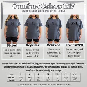 Pu&ograve; includere: Immagine di una t-shirt Comfort Colors 1717 per adulti, in cotone ringspun pesante. L'immagine mostra la maglietta nelle taglie M, L, XL e 2XL. La tabella delle taglie fornisce le misure in pollici, la modella indossa una taglia 10. La larghezza della maglietta varia da 46.35 cm a 66.04 cm.