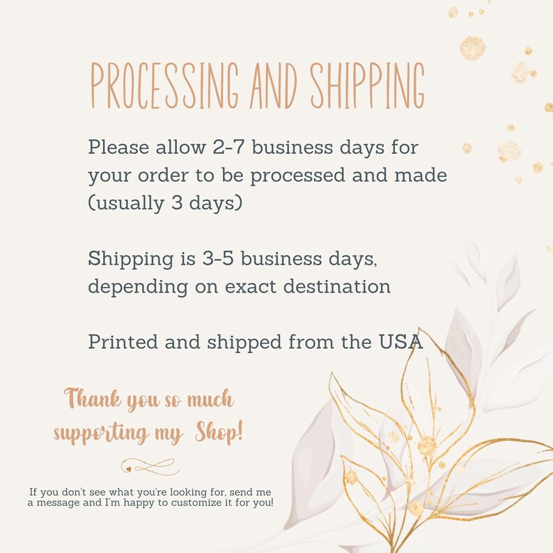 Pu&ograve; includere: Grafica color crema con il testo "PROCESSING AND SHIPPING" in un carattere marrone chiaro. Il testo sottostante indica i tempi di elaborazione e spedizione e ringrazia i clienti per il loro supporto. Accenti floreali e dorati decorano l'immagine.