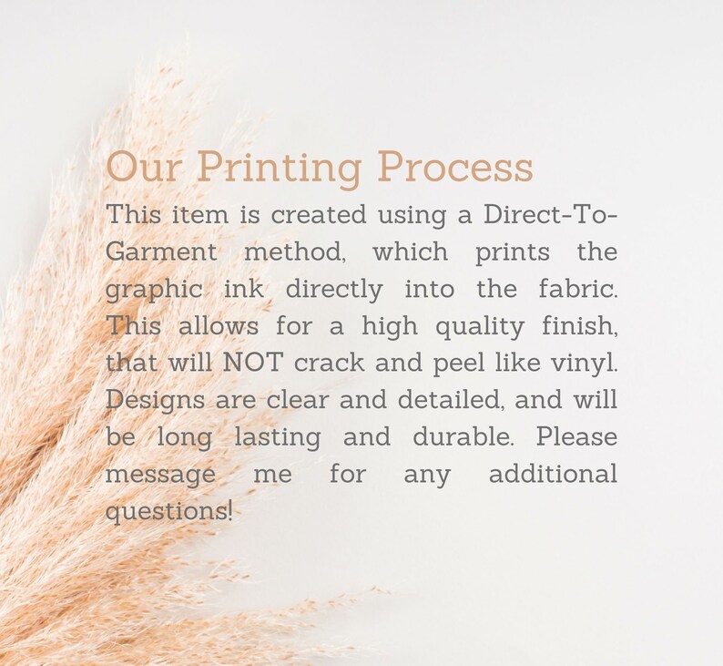 Peut inclure: Texte expliquant le processus d'impression Direct-To-Garment. Le texte dit : "Cet article est cr&eacute;&eacute; &agrave; l'aide d'une m&eacute;thode d'impression Direct-To-Garment, qui imprime l'encre graphique directement dans le tissu. Cela permet d'obtenir une finition de haute qualit&eacute;, qui ne craquera pas et ne se d&eacute;collera pas comme le vinyle. Les motifs sont clairs et d&eacute;taill&eacute;s, et seront durables. N'h&eacute;sitez pas &agrave; me contacter pour toute question suppl&eacute;mentaire !"