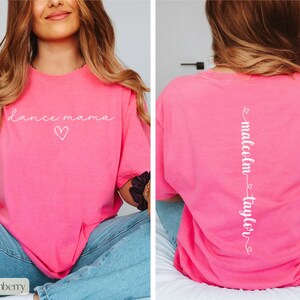 K&ouml;nnte beinhalten: Pinkes T-Shirt mit dem Text "dance mama" und einem Herz auf der Vorderseite und dem Text "malcolm taylor" vertikal auf der R&uuml;ckseite.