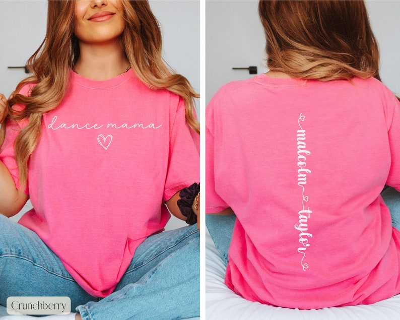 K&ouml;nnte beinhalten: Pinkes T-Shirt mit dem Text "dance mama" und einem Herz auf der Vorderseite und dem Text "malcolm taylor" vertikal auf der R&uuml;ckseite.