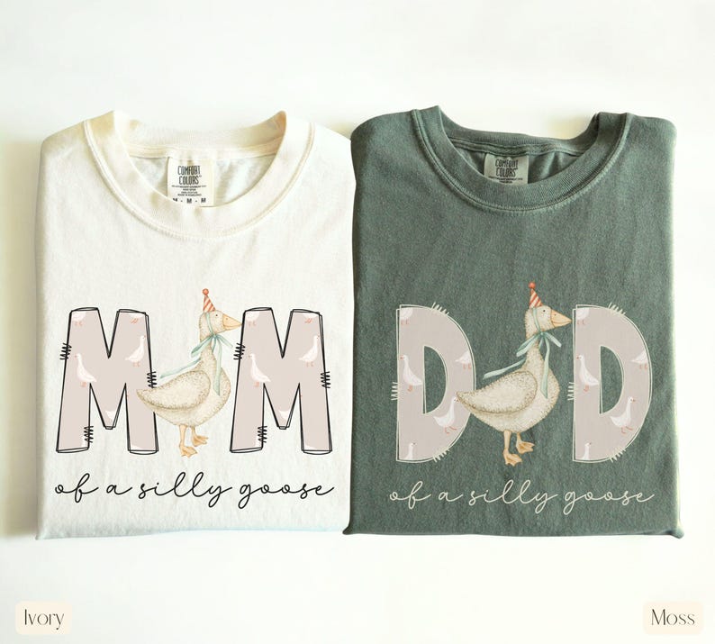 Puede incluir: Dos camisetas blancas y verdes con un gr&aacute;fico de ganso y el texto "Mom of a silly goose" y "Dad of a silly goose".