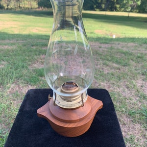 Große Vintage Adler Glas Öllampe Holzsockel