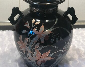 日本製の花瓶 手描き・手作り 質感のある黒 花柄 コレクター向け陶器