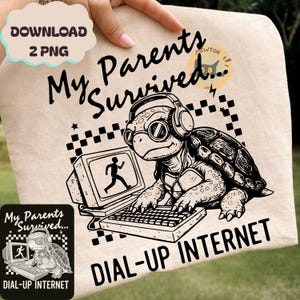 Op de afbeelding: Beige t-shirt met een zwart-witte afbeelding van een schildpad met een koptelefoon en bril, typend op een toetsenbord. Tekst luidt "My Parents Survived... DIAL-UP INTERNET". Bevat een kleine afbeelding van het ontwerp.