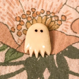 GLOW in the DARK Ghost magnet, Ghost Magnet, Halloween magnet, Halloween Decoration, Spooky gift, polymer clay magnet, cute gift