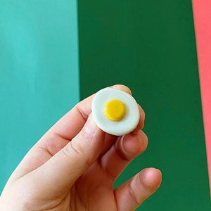 Sunny-side Up Egg Pin, Brooch, Food Jewelry, Food pin, mini Food brooch, Miniature Food, Clay Jewelry, mini food pin, mini food, cute gift