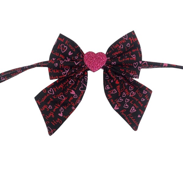 Amour, câlins et bisous, nœud papillon marin pour animaux de compagnie, noir avec écriture rose et rouge. Avec centre de décalcomanie cœur scintillant.