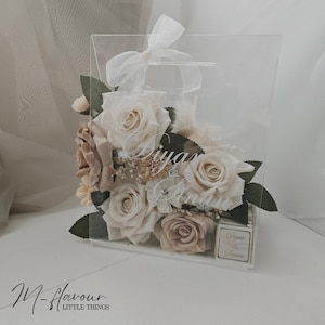 Isteme Çiçeği ve Çikolatası Blumenstrauß und personalisierter Schokolade in einer transparenten Tasche für besondere Anlässe Schokobox