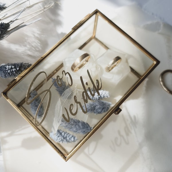 Individueel geëtiketteerde glazen ringdoos met gouden randen - gepersonaliseerde glazen doos