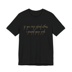 Peut inclure: T-shirt noir avec inscription dorée "Si vous pouvez lire ceci, j'ai trouvé votre bague".