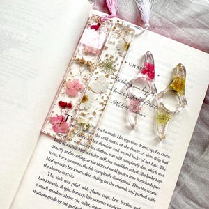 Matching Set - Bookmark and Bookring - resin dried flowers and gold foil. Custom made unique gift for book lovers - bookmarks aesthetic