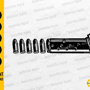 Può includere: Grafica in bianco e nero di un caricatore per pistola e proiettili. Il caricatore è rettangolare con diversi ritagli circolari. Sei proiettili sono allineati accanto al caricatore. Include il testo "INSTANT DOWNLOAD" e icone dei tipi di file.