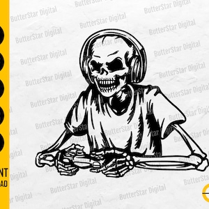 Puede incluir: Gráfico digital en blanco y negro de un esqueleto con auriculares y un mando de videojuegos. La imagen incluye el texto "SVG, DXF, PNG, EPS, AI" y "INSTANT DOWNLOAD". El gráfico es de ButterStar Digital.