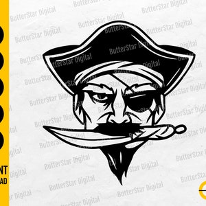 Peut inclure: Illustration en noir et blanc d'un pirate avec un chapeau tricorne, un cache-œil et une dague dans la bouche. Le texte comprend "SVG, DXF, PNG, EPS, AI, TÉLÉCHARGEMENT INSTANTANÉ".