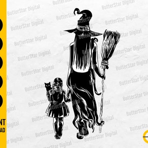 以下が含まれることがあります： 黒と白のイラストで、魔女と子供が一緒に歩いています。魔女は高い帽子をかぶり、ほうきを持っています。子供は黒猫を抱いています。「INSTANT DOWNLOAD」の文字が下にあります。