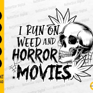 Pode incluir: Design gráfico a preto e branco com o texto "I RUN ON WEED AND HORROR MOVIES" e uma ilustração de caveira. O design inclui folhas de cannabis e teias de aranha, com as palavras "INSTANT DOWNLOAD" à esquerda.