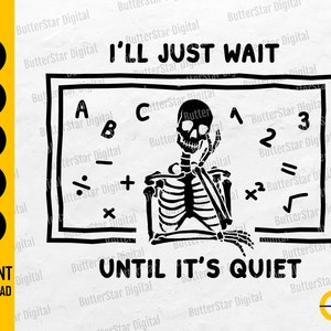 Puede incluir: Diseño digital en blanco y negro que muestra un esqueleto apoyado en una pizarra con símbolos matemáticos y el texto "I'll Just Wait Until It's Quiet." Incluye iconos de formato de archivo: SVG, DXF, PNG, EPS y AI.