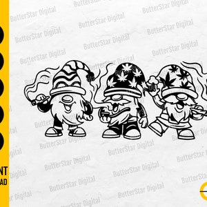 Peut inclure: Illustration en noir et blanc de trois gnomes fumant. Les gnomes portent des chapeaux avec divers motifs, dont des feuilles de cannabis. L'image comprend le texte "SVG, DXF, PNG, EPS, AI" et "INSTANT DOWNLOAD".